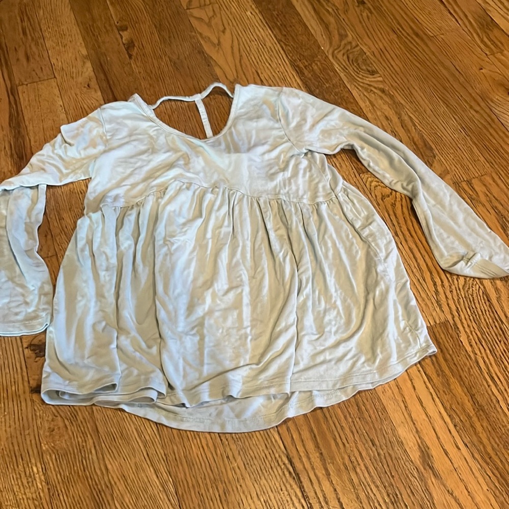 I'm selling a green tee (long sleeve) the size is M 7/8